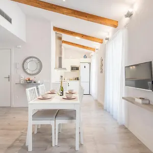 lovely-and-bright-apartment-in-the-heart-of-banyoles.catalonia-hotels.com/